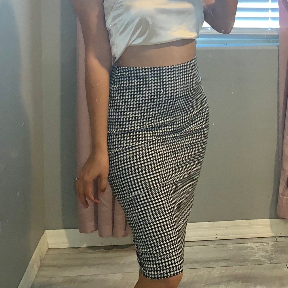 ❌SOLD❌Pencil skirt with back low slip